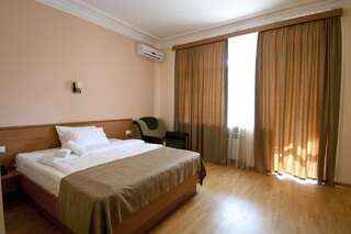Отель Albert House Hotel and Tours Ереван Двухместный номер Делюкс с 1 кроватью и балконом-1