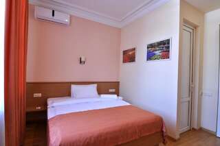 Отель Albert House Hotel and Tours Ереван Двухместный номер Делюкс с 1 кроватью и балконом-2
