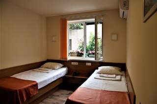 Отель Albert House Hotel and Tours Ереван Двухместный номер с 2 отдельными кроватями-1