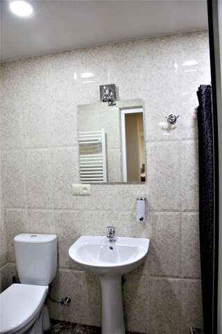 Отель Albert House Hotel and Tours Ереван Трехместный номер «Комфорт»-7