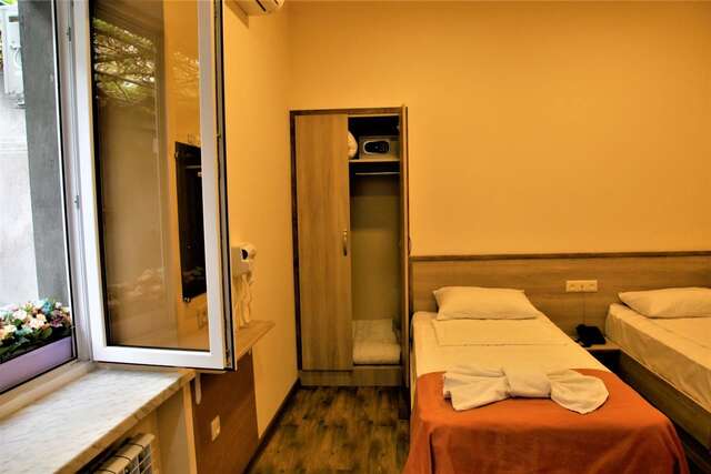 Отель Albert House Hotel and Tours Ереван-13