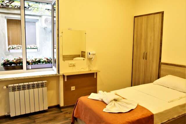 Отель Albert House Hotel and Tours Ереван-14