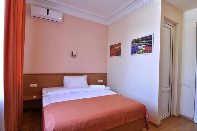 Отель Albert House Hotel and Tours Ереван-10